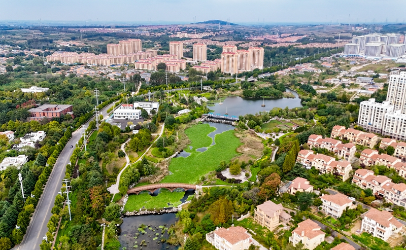 近年来,山东省青岛市即墨区温泉街道全面践行“绿水青山就是金山银山”的发展理念,围绕自然生态美、人居环境美、产业特色美的工作思路,对全域水系、山头、湿地进行治理修复,将生态保护与产业发展、民生改善、休闲旅游、美丽乡村建设紧密结合,让城市更加宜居、宜业、宜游,群众获得感、幸福感、安全感不断增强。