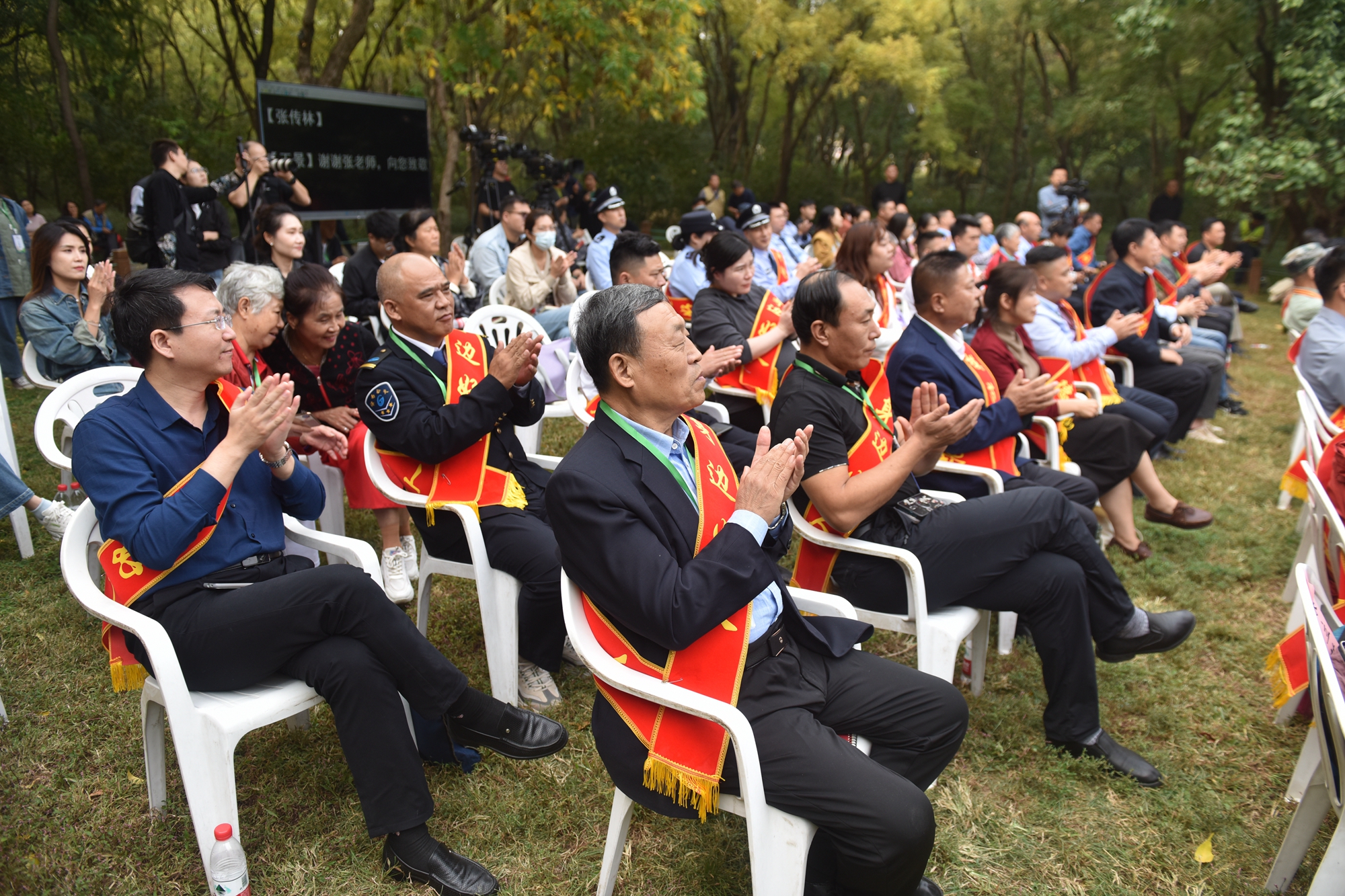 近年来,济南涌现出一大批道德模范、身边好人等公民道德先进典型,在平凡之中铸就伟大,掀起了一轮又一轮“关注好人、关心好人、学习好人、争当好人”的热潮,济南“好人文化”蔚然成风。